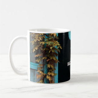GRÜNE HOLZTÜR MIT GLAS KAFFEETASSE