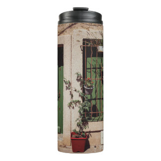 GRÜNE HOLZTÜR MIT GRÜNER PFLANZE THERMOSBECHER