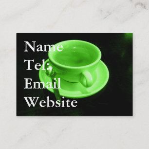 Grüne Kaffeetasse auf einem schwarzen Tisch Visitenkarte