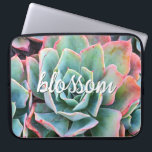 Grüne Kaktus Sukkulente Fotografie Blossom-Script Laptopschutzhülle<br><div class="desc">Kakteen gedeihen unter den härtesten Wüstenbedingungen. Genießen Sie die Kraft in diesem schönen, rosa gekachelten, minzgrünen, blühenden Kakteen-Foto, wenn Sie diesen einzigartigen, fotografischen Neopren-Laptop-Sleeve verwenden. Dieser Ärmel ist in drei Größen erhältlich: 15", 13" und 10". Ein tolles Geschenk für jemanden, der etwas Besonderes ist! Sie können leicht personalisieren diese neopren...</div>