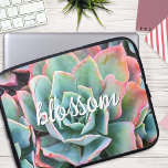 Grüne Kaktus Sukkulente Fotografie Blossom-Script Laptopschutzhülle<br><div class="desc">Kakteen gedeihen unter den härtesten Wüstenbedingungen. Genießen Sie die Kraft in diesem schönen, rosa gekachelten, minzgrünen, blühenden Kakteen-Foto, wenn Sie diesen einzigartigen, fotografischen Neopren-Laptop-Sleeve verwenden. Dieser Ärmel ist in drei Größen erhältlich: 15", 13" und 10". Ein tolles Geschenk für jemanden, der etwas Besonderes ist! Sie können leicht personalisieren diese neopren...</div>