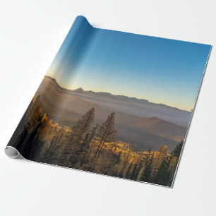 GRÜNE KIEFERNBÄUME AUF DEM BERG UNTER BLAUEM HIMME GESCHENKPAPIER