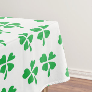 Grüne Klee Blätter auf Weiß Tischdecke