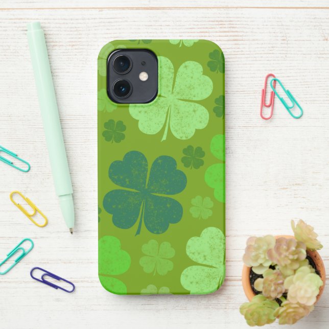 Grüne Klee, Glücksklamotten, St. Patrick's Day iPhone Hülle (Auf dem Schreibtisch)