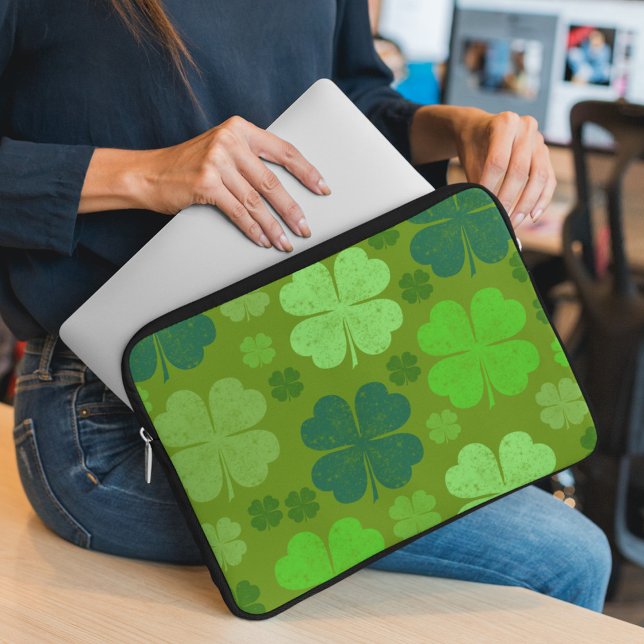 Grüne Klee, Glücksklamotten, St. Patrick's Day Laptopschutzhülle (Von Creator hochgeladen)