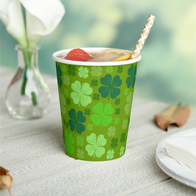 Grüne Klee, Glücksklamotten, St. Patrick's Day Pappbecher (In Situ)