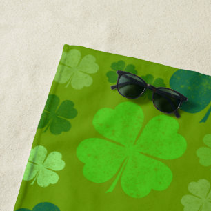 Grüne Klee, Glücksklamotten, St. Patrick's Day Strandtuch