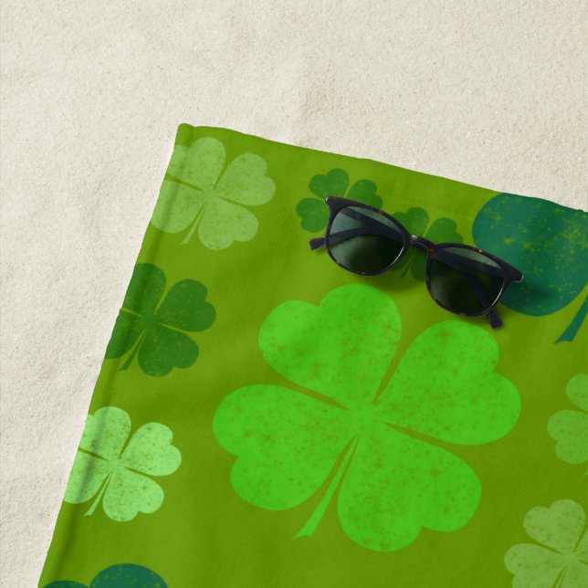 Grüne Klee, Glücksklamotten, St. Patrick's Day Strandtuch (Beispiel)