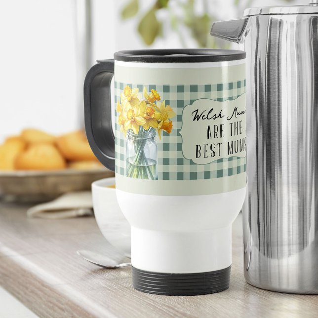 Grüne Kleidungsstücke aus Bestem Mastbauernhof in  Reisebecher (Travel Mug for mum with daffodils and editable title - perfect for Mother's Day)