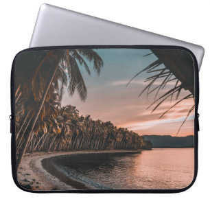 GRÜNE KOKOSNUSSBAUMREIHE AM STRAND LAPTOPSCHUTZHÜLLE