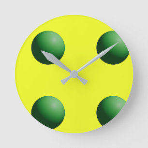 Grüne Kugeln auf gelber Wanduhr