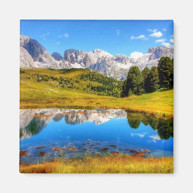 Grüne Landschaft mit Teich und schneebedeckten Ber Magnet (Vorne)