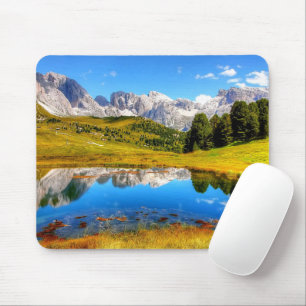 Grüne Landschaft mit Teich und schneebedeckten Ber Mousepad