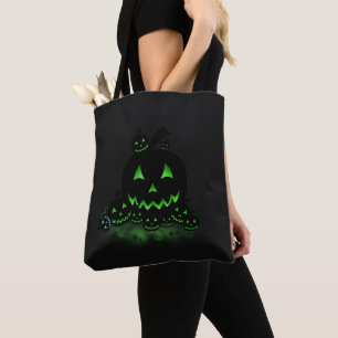 Grüne leuchtende schwarze Halloween-Kürbisse