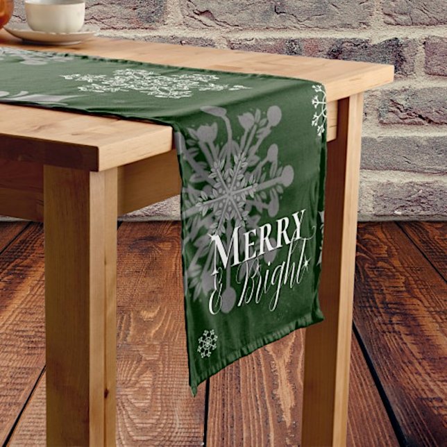Grüne Merry und helle Schneeflocken Weihnachten Mittelgroßer Tischläufer (Green Merry and Bright Snowflakes Christmas Table Runner)