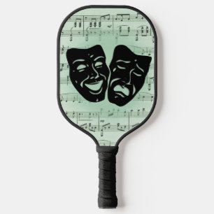 Grüne Musik und griechische Masken im Theater Pickleball Schläger