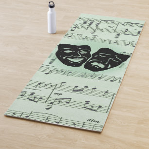 Grüne Musik und griechische Masken im Theater Yogamatte