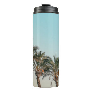 GRÜNE PALMBÄUME UNTER BLAUEM HIMMEL THERMOSBECHER
