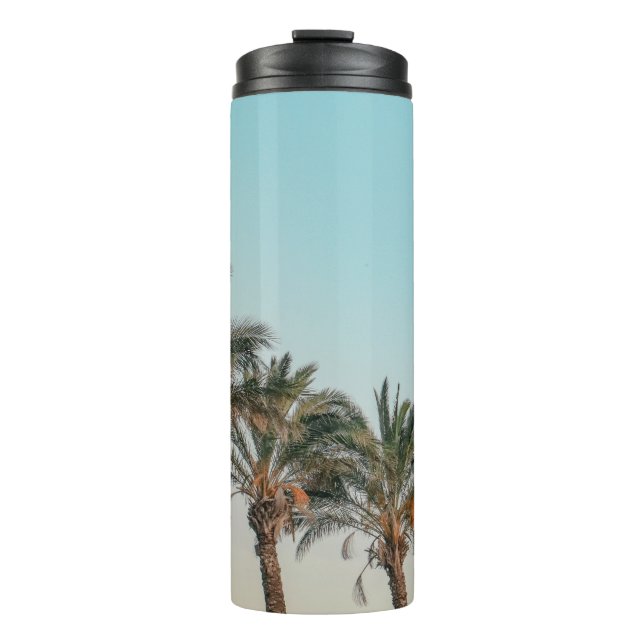 GRÜNE PALMBÄUME UNTER BLAUEM HIMMEL THERMOSBECHER (Vorderseite)