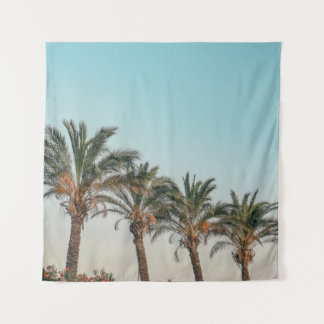 GRÜNE PALMBÄUME UNTER BLAUEM HIMMEL WANDTEPPICH