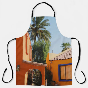 Grüne Palme neben braunem Beton Gebäude in  Schürze