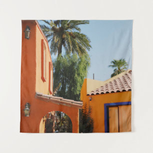 Grüne Palme neben braunem Beton Gebäude in  Wandteppich