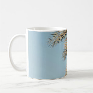 Grüne Palme unter blauem Himmel am Morgen Kaffeetasse