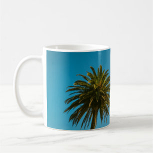 Grüne Palme unter blauem Himmel am Morgen Kaffeetasse