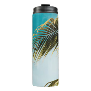Grüne Palme unter blauem Himmel Thermosbecher