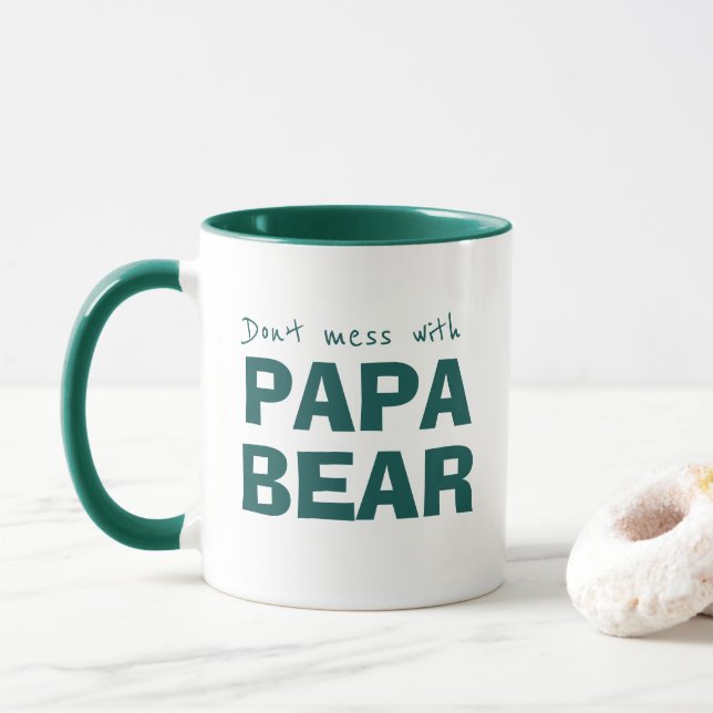 Grüne Papayabären-Vater Minimalistische Typografie Tasse (Mit Donut)