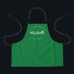 Grüne Personalisierte Bezeichnung Jahr Master Bake Schürze<br><div class="desc">Lasst uns backen. Passen Sie den Namen und das Jahr an, das Sie für die Schürze dieses Kindes benötigen. Diese personalisierte Schürze auf grün mit weißem Typ. Stilvolle Typografie-Behandlung. Ermuntern Sie den Bäcker in Ihrem Leben mit einem besonderen Geschenk. Ideal zum Backen der Weihnachtskekse, der Desserts, der Leckereien und der...</div>
