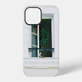 GRÜNE PFLANZE AUF WEISSEM FENSTER iPhone 12 HÜLLE