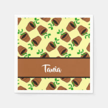 Grüne Pflanze aus Terrakotta auf gelb