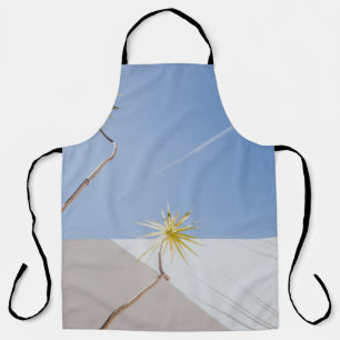 Grüne Pflanze in der Nähe der weißen Wand Schürze