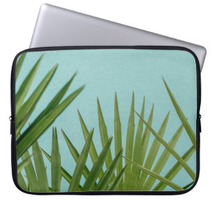 Grüne Pflanze in der Nähe des Wassers Laptopschutzhülle