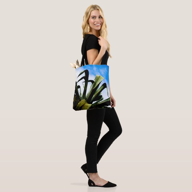Grüne Pflanze mit Bright Blue Sky (Am Model)