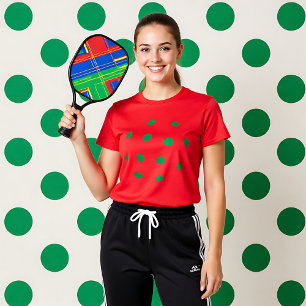 Grüne Pickleball-Löcher auf rotem T - Shirt