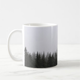 GRÜNE PINENBÄUME UNTER WEISSEM HIMMEL KAFFEETASSE