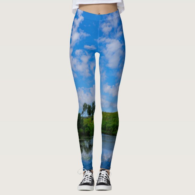 Grüne Rasenbäume Natur Himmel Landschaft des Sees Leggings (Vorderseite)