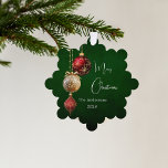 Grüne rote goldene Bausteine Weihnachtsdekoration Ornament Karte<br><div class="desc">Ein rustikal grüner,  unebenfarbiger Hintergrund. Rot und Gold,  Grün und Kiefernkegel. Personalisieren Sie Ihren Namen,  Jahr. Text: Frohe Weihnachten</div>