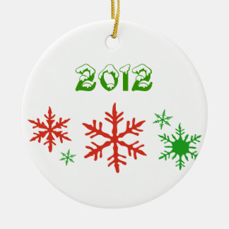 Grüne rote Schneeflocke-Weihnachtsverzierung 2012 Keramikornament