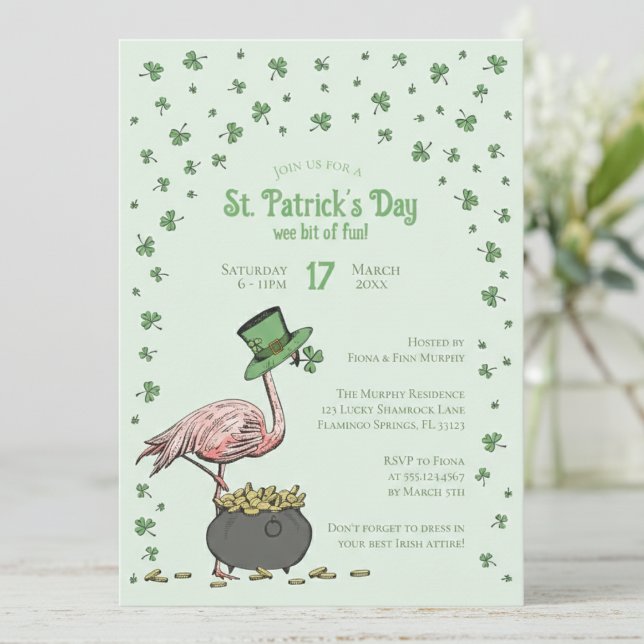 Grüne Shamrock-Flamingo-St.-Patrick's-Party Einladung (Funny Irish Flamingo Light Green St Patrick's Day Invitations. Shamrocks, Clovers, Leprechaun Hat)