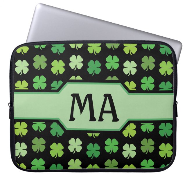 Grüne Shamrocks mit monogrammierten Initialen  Laptopschutzhülle (Vorderseite)