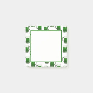 Grüne Tasse für Bier - Weiße Hinweise Post-it Klebezettel