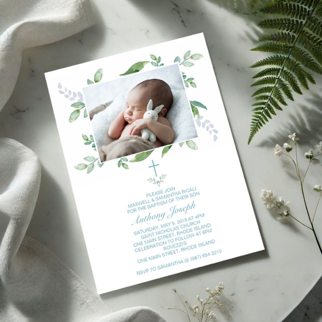 Grüne Taufe Invite Boy Foto Einladung (Photo baptism invitations boy with greenery and blue typography)