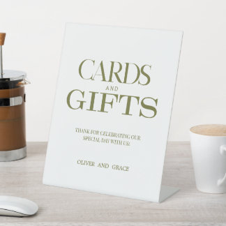Grüne Typografie-Karten und Geschenke Hochzeitspod Sockelschild