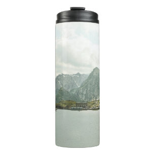 GRÜNE UND BRAUNE BERGE IN DER NÄHE EINES GEWÄSSERS THERMOSBECHER