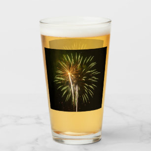 Grüne und goldene Feuerwerks-Feier zum Feiertag Glas