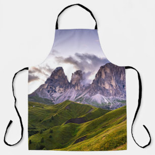 GRÜNE UND GRAUE BERGE UNTER WEISSEN WOLKEN WÄHREND SCHÜRZE