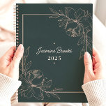 Grüne und rosa Blumengrenze 2025 Individuelle Name Planer<br><div class="desc">Treten Sie ein in eine Welt botanischer Schönheit mit diesem eleganten Planer. Eine anmutige, blumengeschmückte Grenze in sanftem Rosa ziert die tiefe grüne Abdeckung und schafft so eine Oase der Ruhe für Ihre Gedanken und Pläne. Stellen Sie sich vor, Sie würden Ihre Träume und Termine inmitten eines inspirierenden Gartens mitnehmen....</div>
